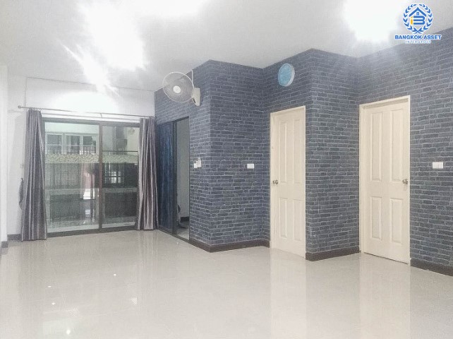 *****ทาวน์เฮ้าส์มือสองย่านปทุมธานี ม.ลิฟวิ่ง เรสซิเดนซ์ รังสิต-ราชพฤกษ์ เนื้อที่ 27.5 ตร.ว. ฟังก์ชัน 4 ห้องนอน 3 ห้องน้ำ 4 ที่จอดรถ แถมฟรี! 4 เครื่องปรับอากาศ 2 เครื่องทำน้ำอุ่น และอื่นๆ ใกล้รถไฟฟ้าสายสีแดง "สถานีรังสิต", มหาวิทยาลัยรังสิต และทางด่วน "บางพูน"